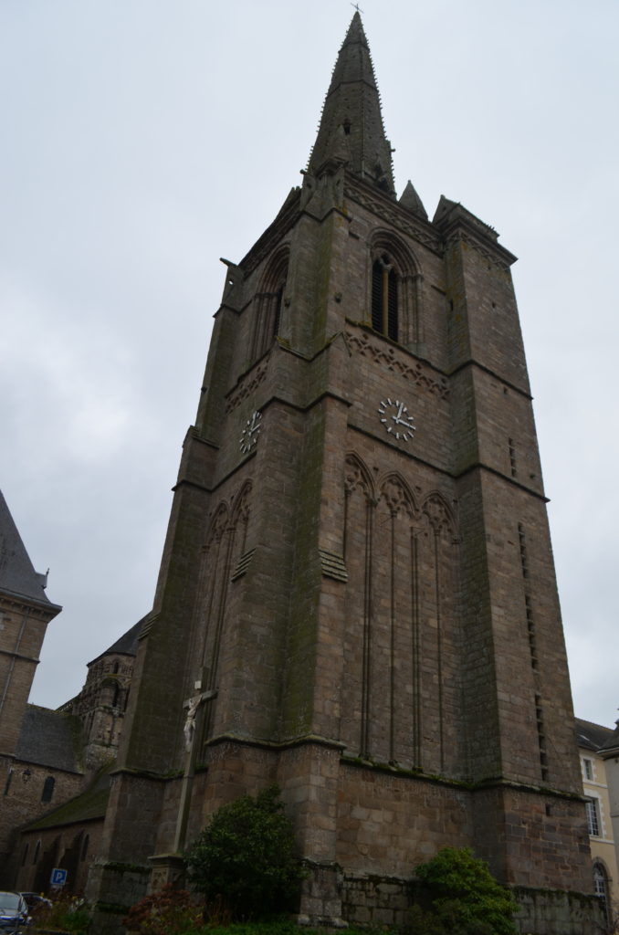 Le clocher gothique de l'abbatiale Saint-Sauveur de Redon, en Ille-et-Vilaine.