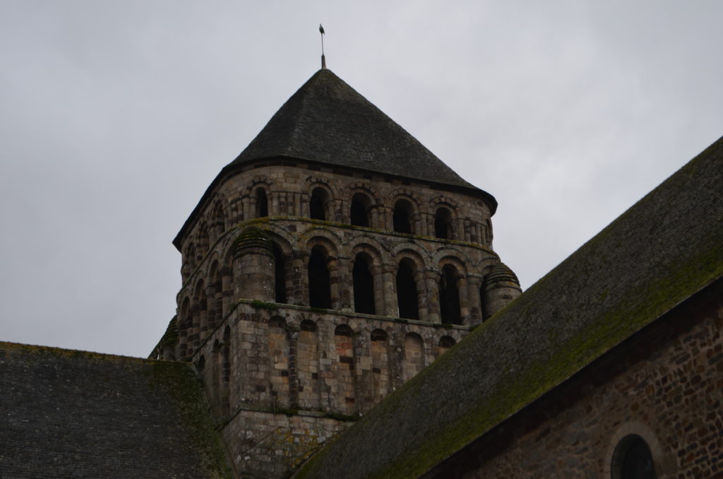 Le clocher roman de l'abbatiale de Redon, en Bretagne.