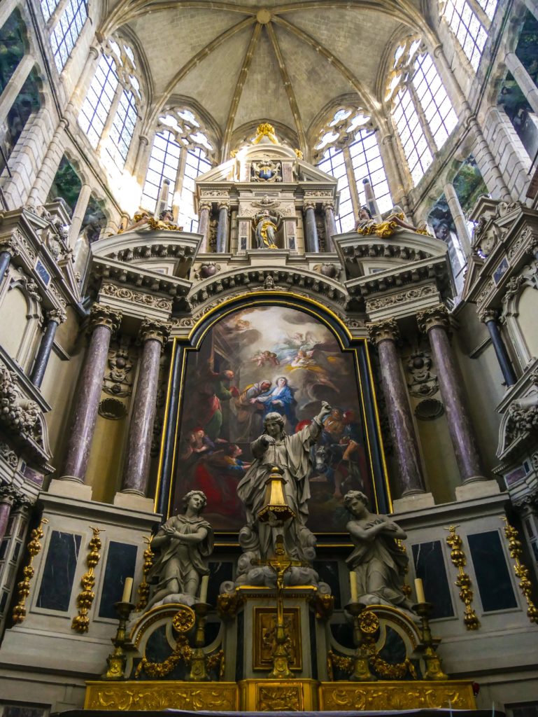 Le retable du chœur de l'abbatiale Saint-Sauveur de Redon, en Bretagne.