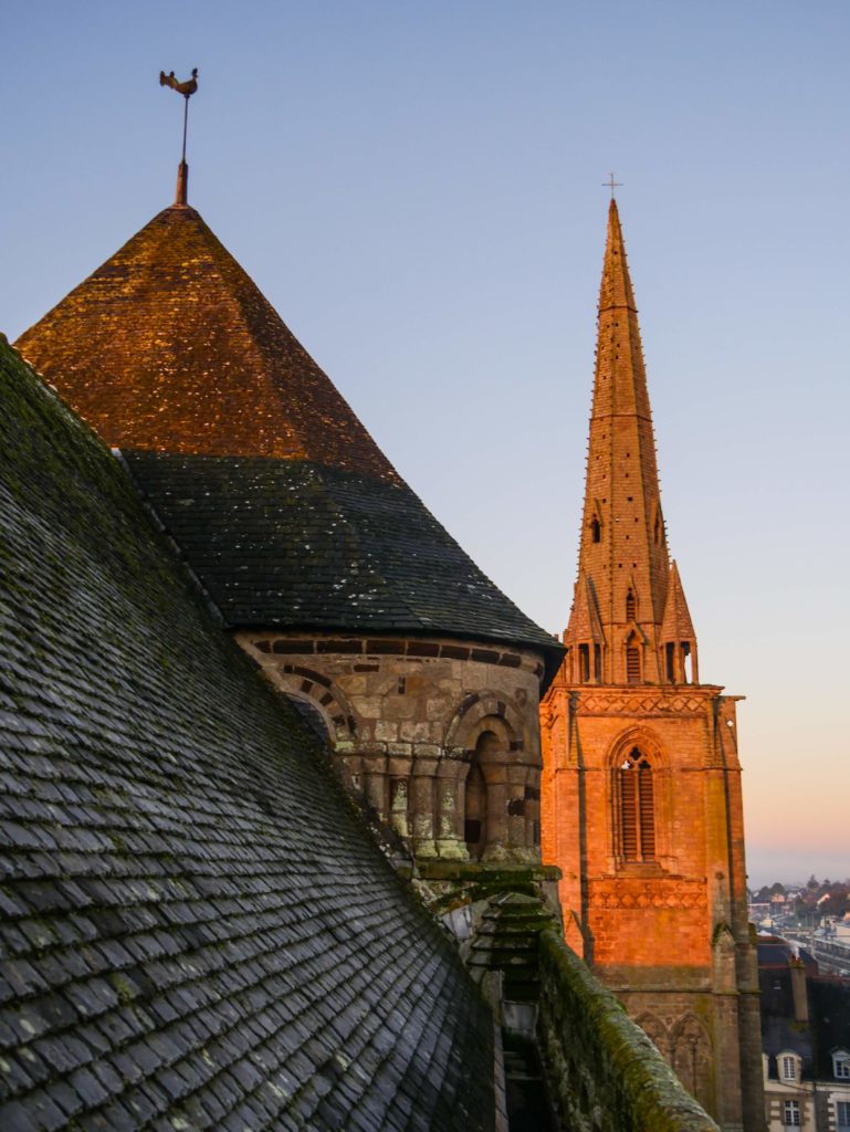 L'église abbatiale de Saint-Sauveur détient deux clochers, roman et gothique.