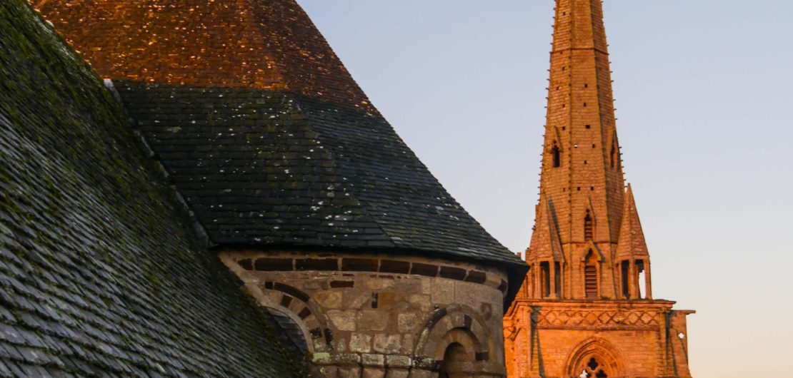 L'église abbatiale de Saint-Sauveur détient deux clochers, roman et gothique.